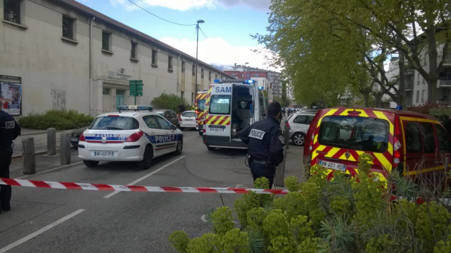 NinexxByJenny's tweet photo. Actuellement sur les chaines infos #BFMTV  
Fusillade devant une école dans le quartier Teisseire à Grenoble https://t.co/nDJvU0xQG3