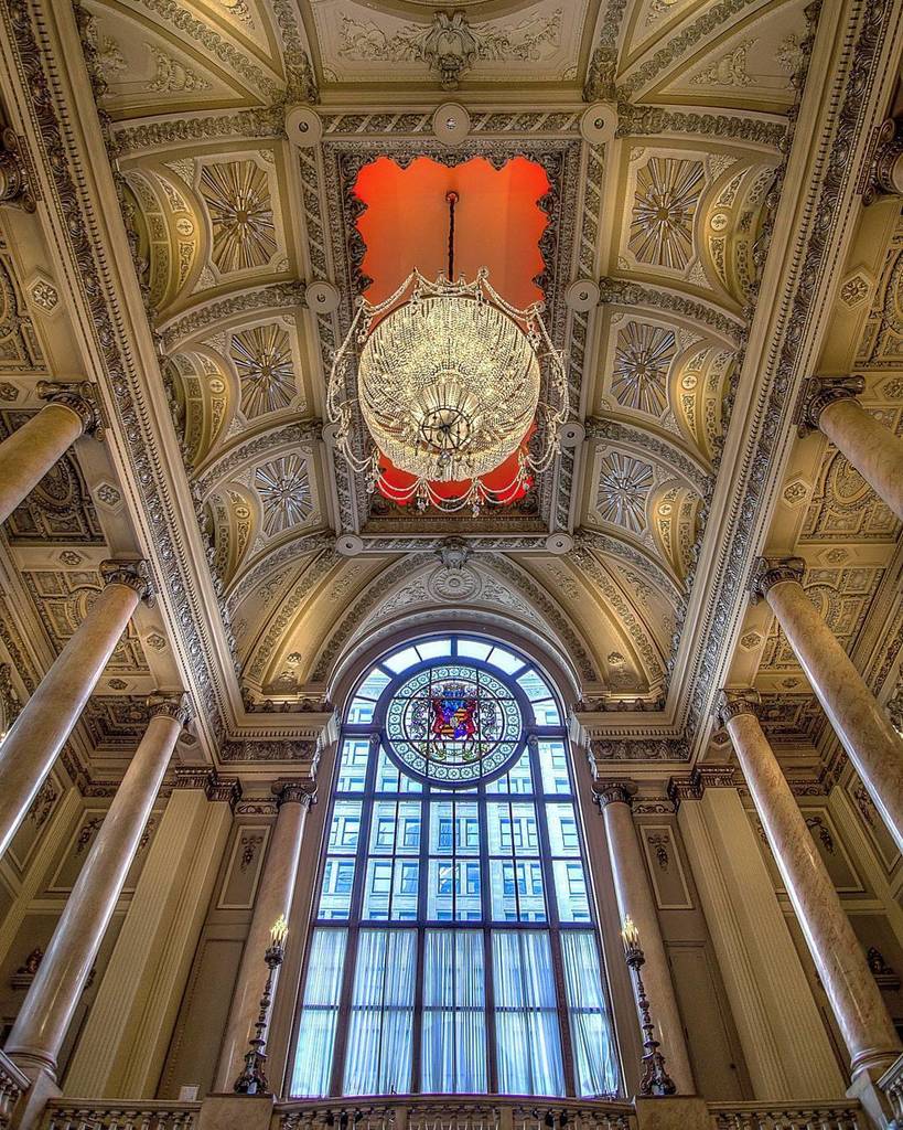 ChiPhotos's tweet photo. by motleymissions: The lobby of the beautiful Chicago Theatre. .
.
.
.
.
.
.
.
#likechicago #mychicagopix #igerschi… https://t.co/XEabotI9kA