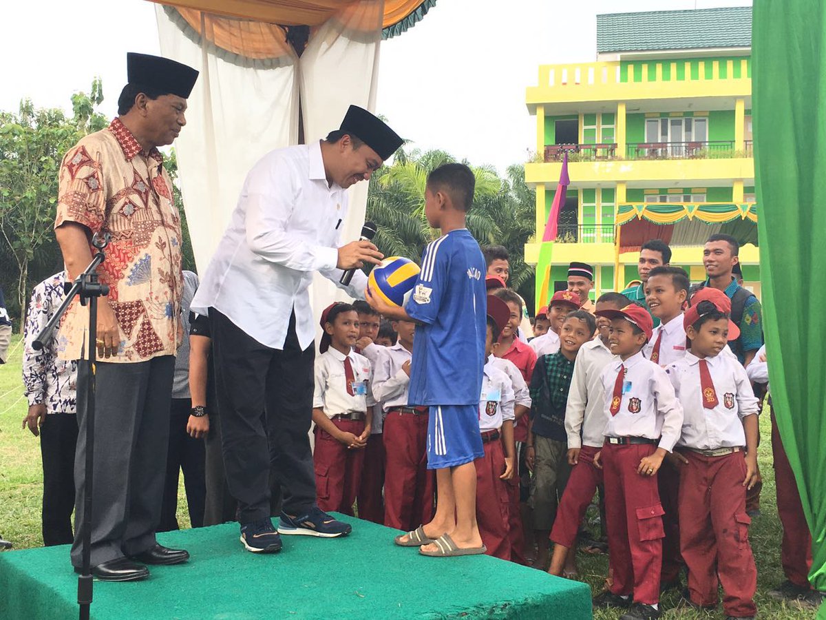 Setidaknya ada 2 agenda saya ke Sumut ini; menyerahkan Trophy untuk Menpora Cup dan Launching Nusantara Mengaji.