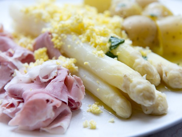 Boerderijthoge's tweet photo. Het witte goud, weer volop aanwezig in ons Lente Restaurant.
Eten en drinken voor € 27,95 p.p.  voor 2,5 uur. https://t.co/NyRbE9NFyX