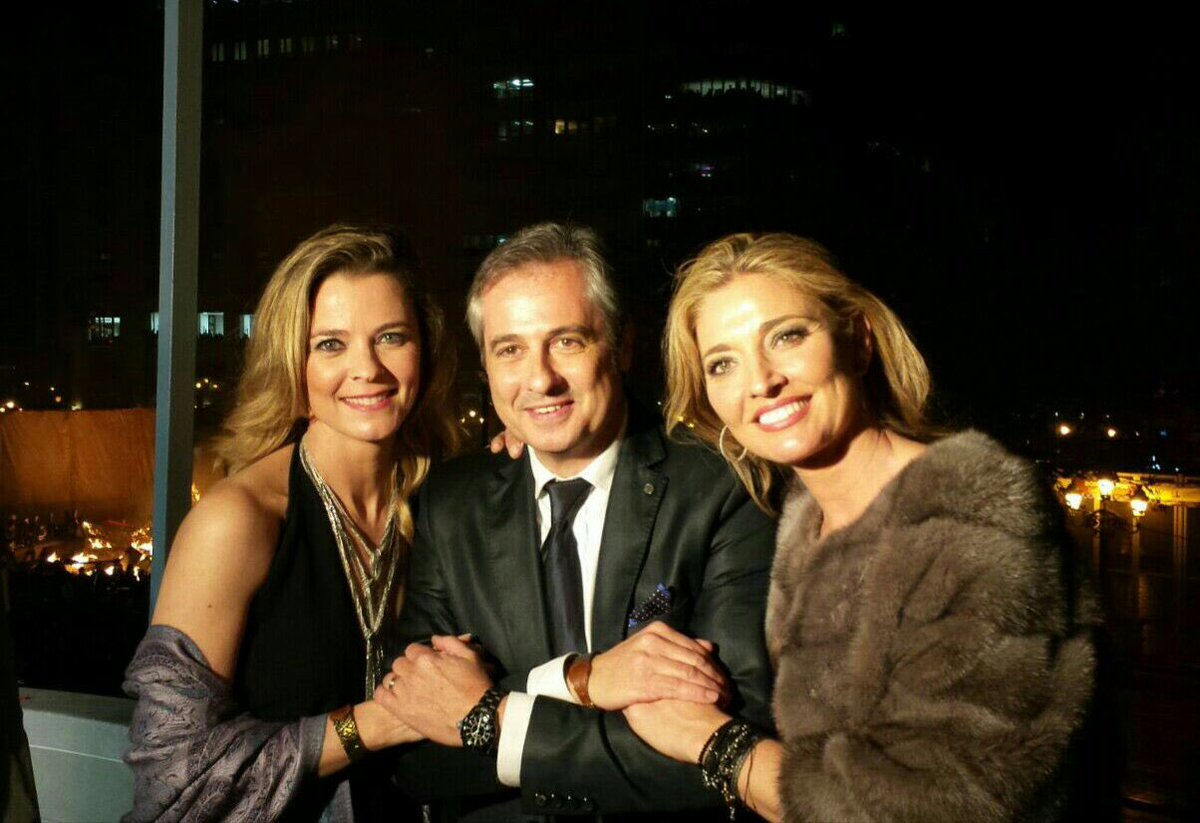 Preciosa foto de la nit de la cremà presentada por @XimoRovira977 junto a Patricia Sanz y Covadonga Balager #fallera