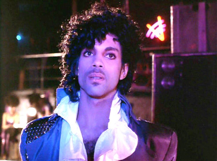 g_mommaa's tweet photo. "But it was Saturday night so I guess it makes it alright" #LegendPrince #music #RIPPrince ☔️💜 https://t.co/O10WGthaze