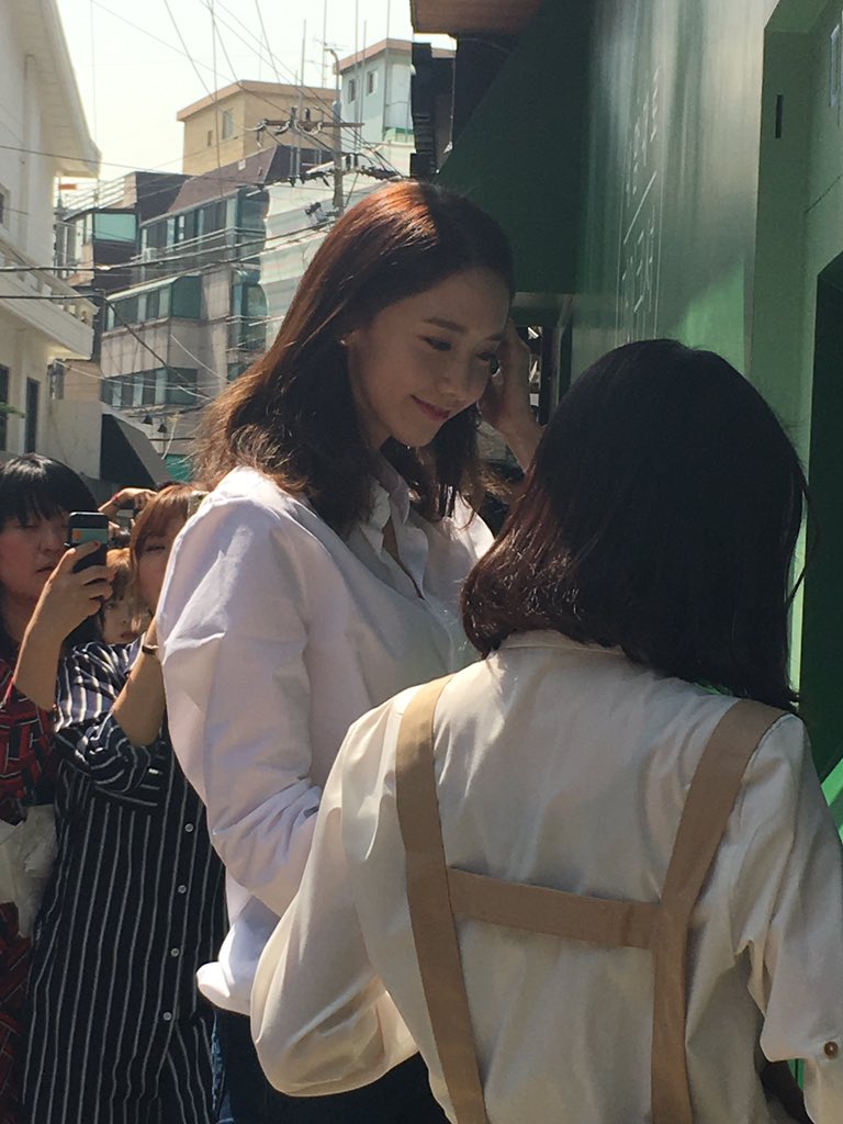 [PIC][25-04-2016]YoonA ghé thăm cửa hàng của "Innisfree 'My Cushion ATM'" vào trưa nay Cg4l2DyVEAEgKT4