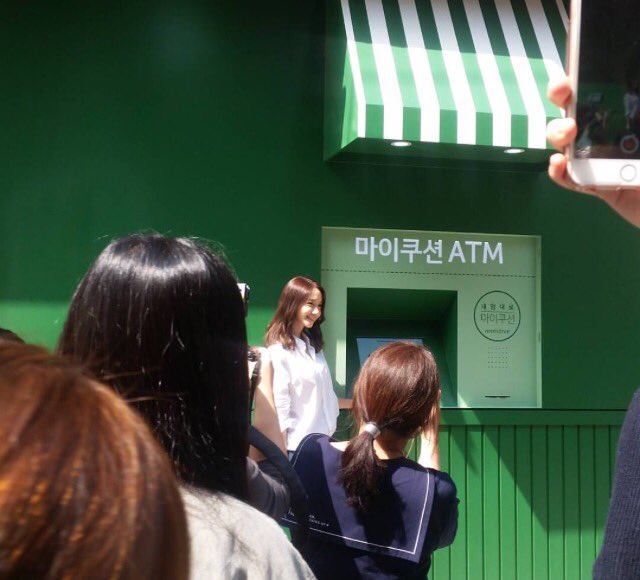 [PIC][25-04-2016]YoonA ghé thăm cửa hàng của "Innisfree 'My Cushion ATM'" vào trưa nay Cg4qa5MWsAAqOZd