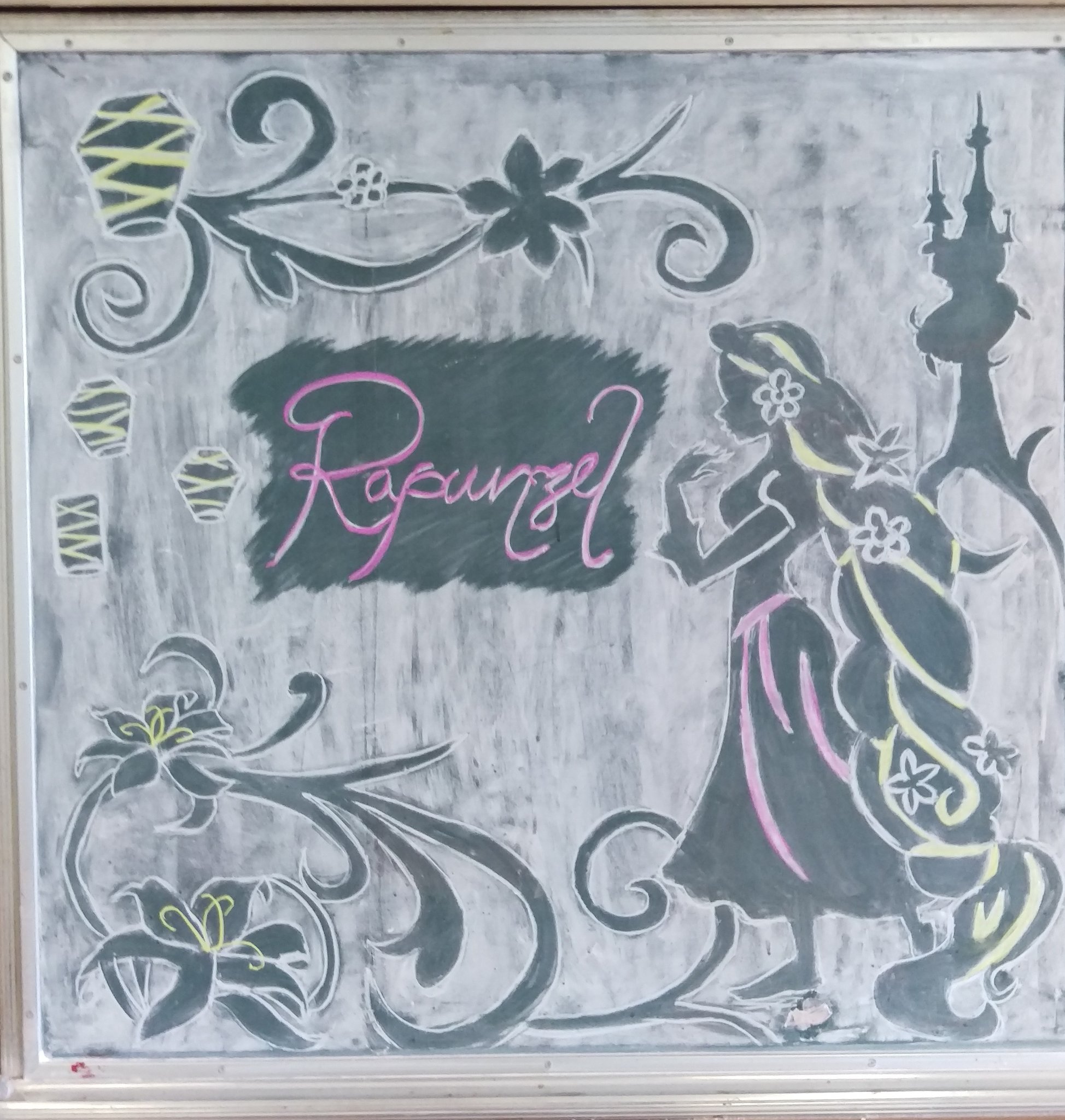 ゆきえ 今月の黒板アート ラプンツェル 4月 ネタ無さ過ぎて普通に黒板アートにした 笑 逆黒板アートっていうのかな これ 普通に描くより時間かかるのね 達成感あるけど 時間はかかる 黒板アート ラプンツェル T Co Qy9tzagxmg