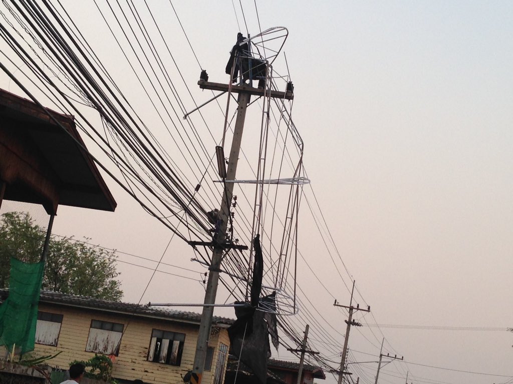 jdpnnnnn's tweet image. พายุเข้า . ฝนคกหนักมาก.🌩🌩🌩
แถมแผ่นดืนไหวมาให้กูด้วย 🌪🌪
เถินพีคคสุดละค่ะ #thoen 
ไฟยีงมาดับอีก ☺️🙏🙏🙏