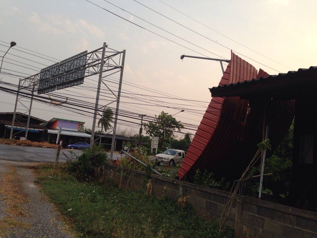 jdpnnnnn's tweet image. พายุเข้า . ฝนคกหนักมาก.🌩🌩🌩
แถมแผ่นดืนไหวมาให้กูด้วย 🌪🌪
เถินพีคคสุดละค่ะ #thoen 
ไฟยีงมาดับอีก ☺️🙏🙏🙏