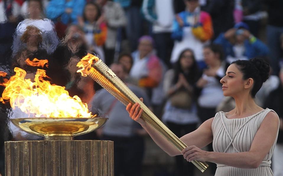Факел современные игры зажигается. Ритуал зажжения олимпийского огня. Ритуал зажжения олимпийского огня в Сочи. Зажжение олимпийского огня в Сочи 2014. Традиция зажжения олимпийского огня в древней Греции.