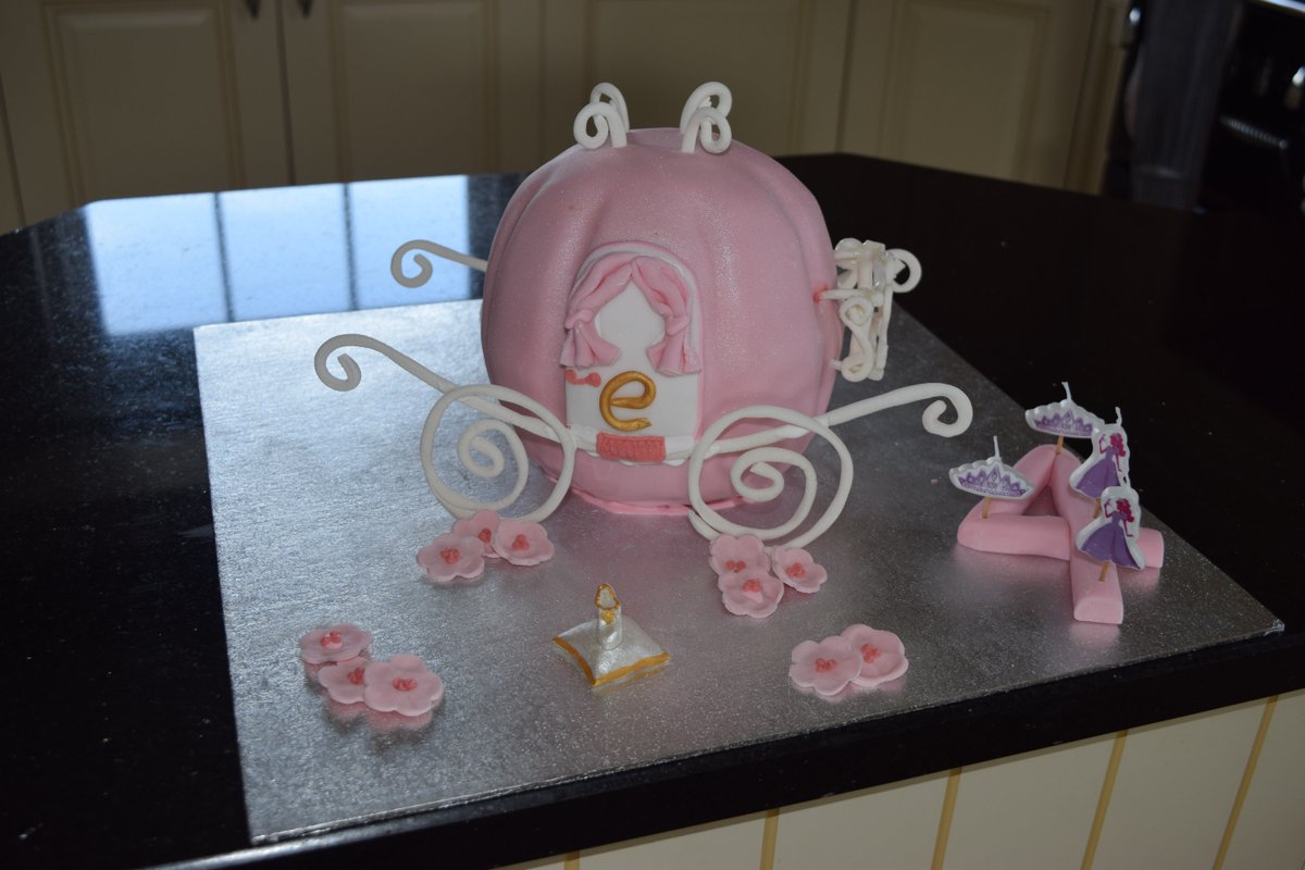 Straying from the usual bouquets this week to make a princess carriage cake for my daughter! #cakes #cupcakes