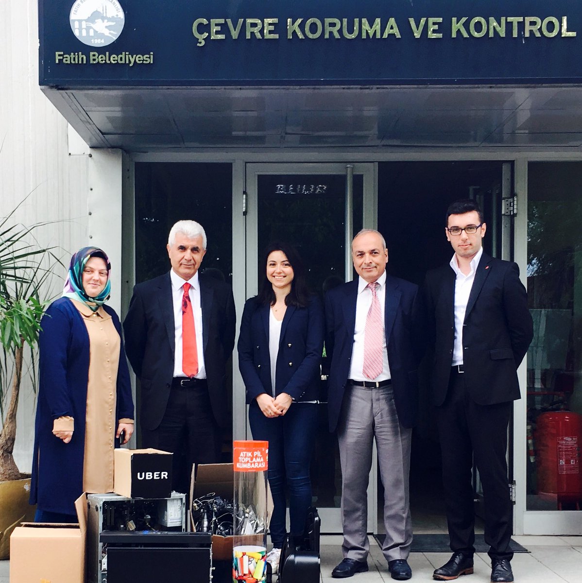 Uber_Turkiye's tweet photo. Teşekkürler İstanbul! #UberRECYCLE ile bağışlanan 324kg e-atığı @FatihBelediye ve @KadikoyBelediye'ye ulaştırdık♻️ https://t.co/qcEpR7psuA