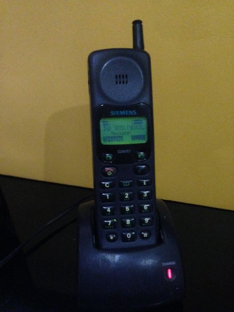 AkikLovers's tweet photo. Siemens s4 thn 90an. Tinggal 1 unit, kondisi 98% normal, batre agak drop, no charger, Maklum barang jadul. Minat DM https://t.co/xH0AkSvyLB