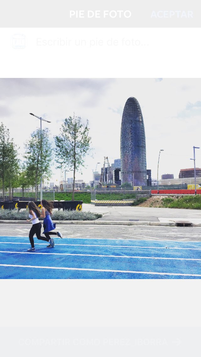 Alumnes d'ESO participant a la cursa solidària de la pista d'Atletisme de les #Glòries en el 1r #DEFC #edufis #EPI 🏀