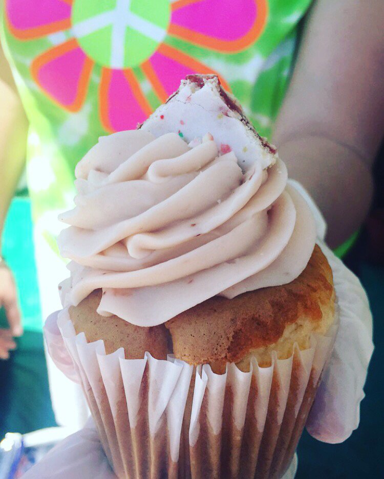 LeahMoet's tweet photo. Am I the only one wishing it was yesterday at #KWESTIVAL? Strawberry Fields #Cupcake from @Trailercakes got me 😍 https://t.co/jXCqPV6d57