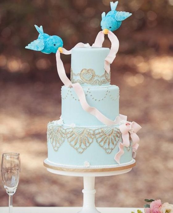 We love this #Cinderella cake! Perfect for #fairytale #weddings. ✨🍰