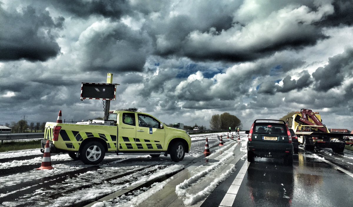 Teamverkeer_NN's tweet photo. En de afzetting en berging op de #A32 bij #Grou zijn er nog altijd (16:25u). Bijzondere hoeveelheid #hagel gevallen. https://t.co/VDuWEpxSEx