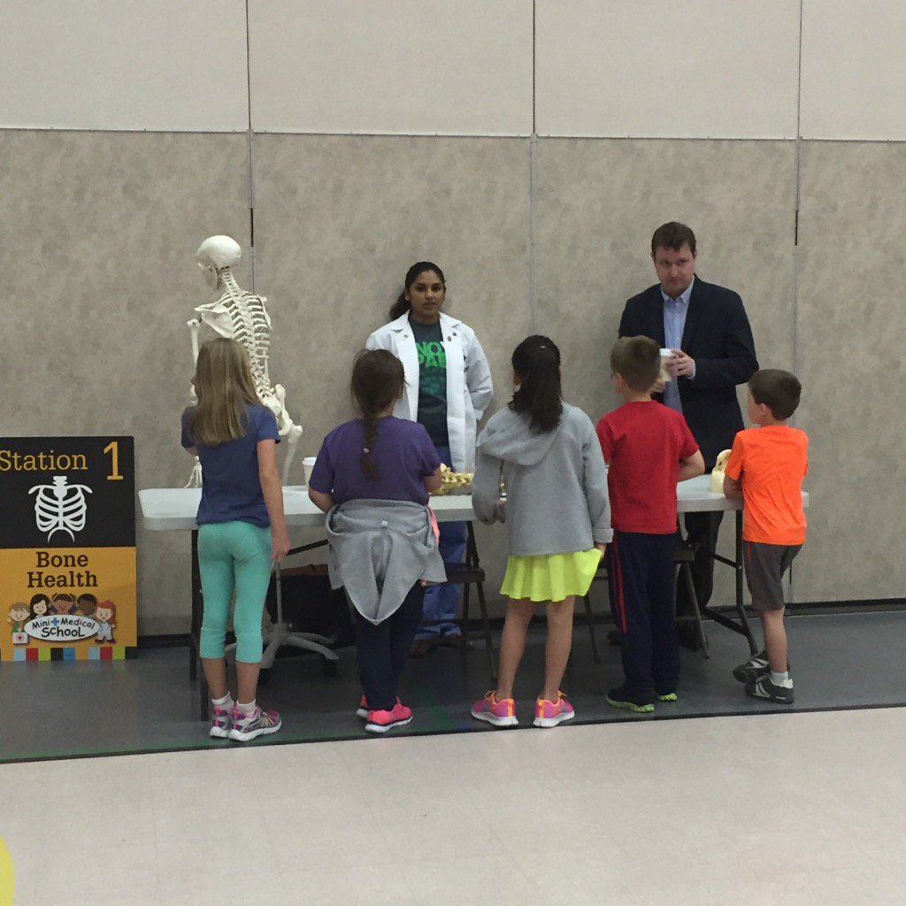 EwaMatuszewski's tweet photo. Today you'd find the @MedNetOne team helping at the #OCOMA #MiniMedSchool at @RochesterHills #Brooklands School https://t.co/QurYm52msN