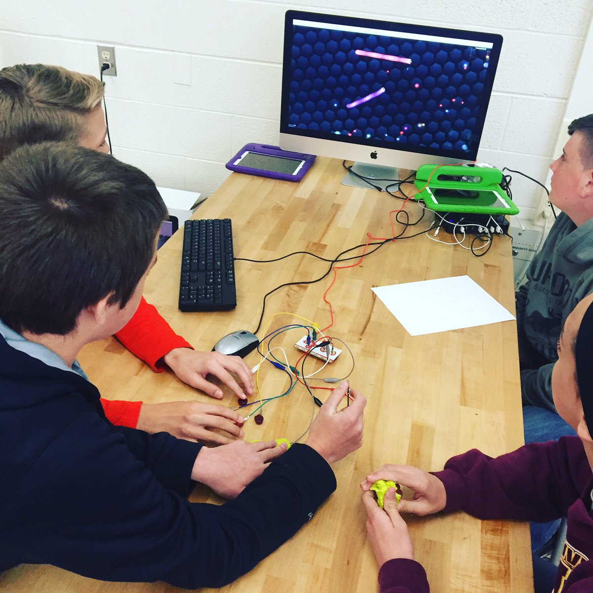 FarkasSTEM's tweet photo. #FarkasSTEM 8th graders @makeymakey with conductors #playdoh #fruitsnacks #nutrigrainbar #apples #SeitzPirates https://t.co/6T14HQA5Iv