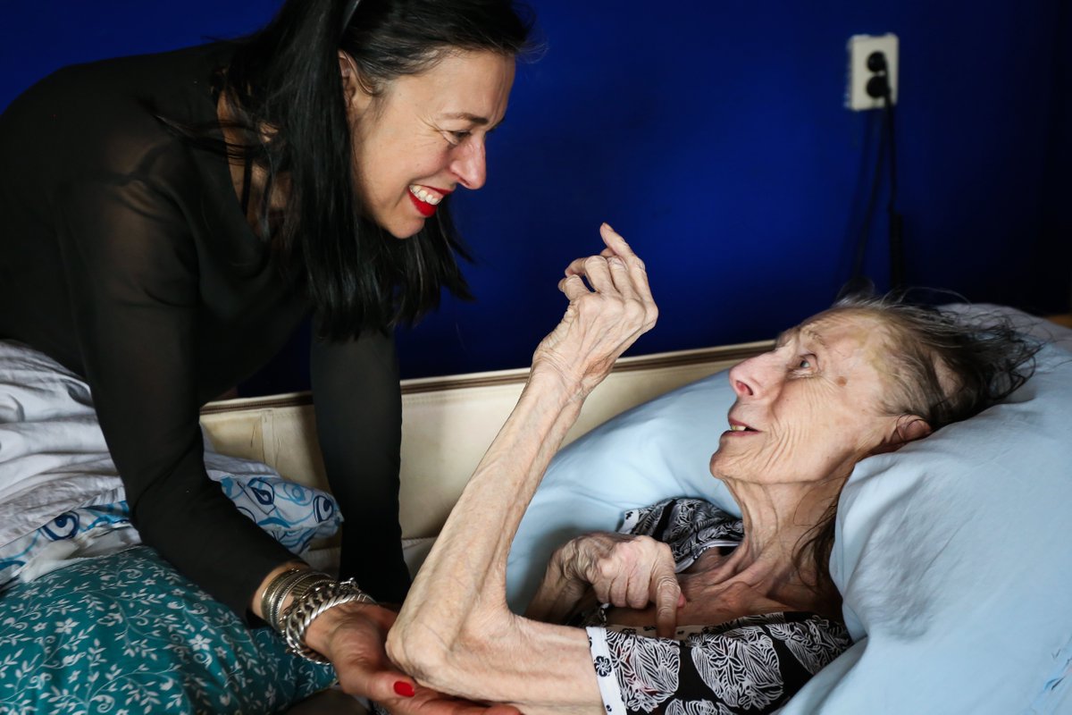 ik vind haar zo lief! niet omdat ik nobel ben. maar ik zag in haar 'n tweeling wilde wolf. 'n hele vitale grasspriet