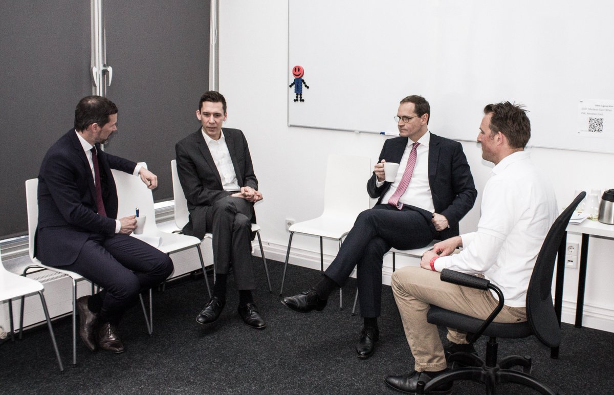 Medexo_GmbH's tweet photo. Spannender Austausch heute bei #Medexo mit dem Regierenden Bürgermeister Michael Müller! Dit is Berlin! https://t.co/4EbYkohkq7
