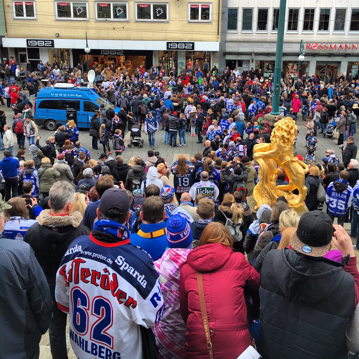 Yeah! #jetztwirdgefeier @ECKASSELHUSKIES beim Empfang der Stadt #Kassel vor dem Rathaus (eul) https://t.co/WNjTIYwH4T