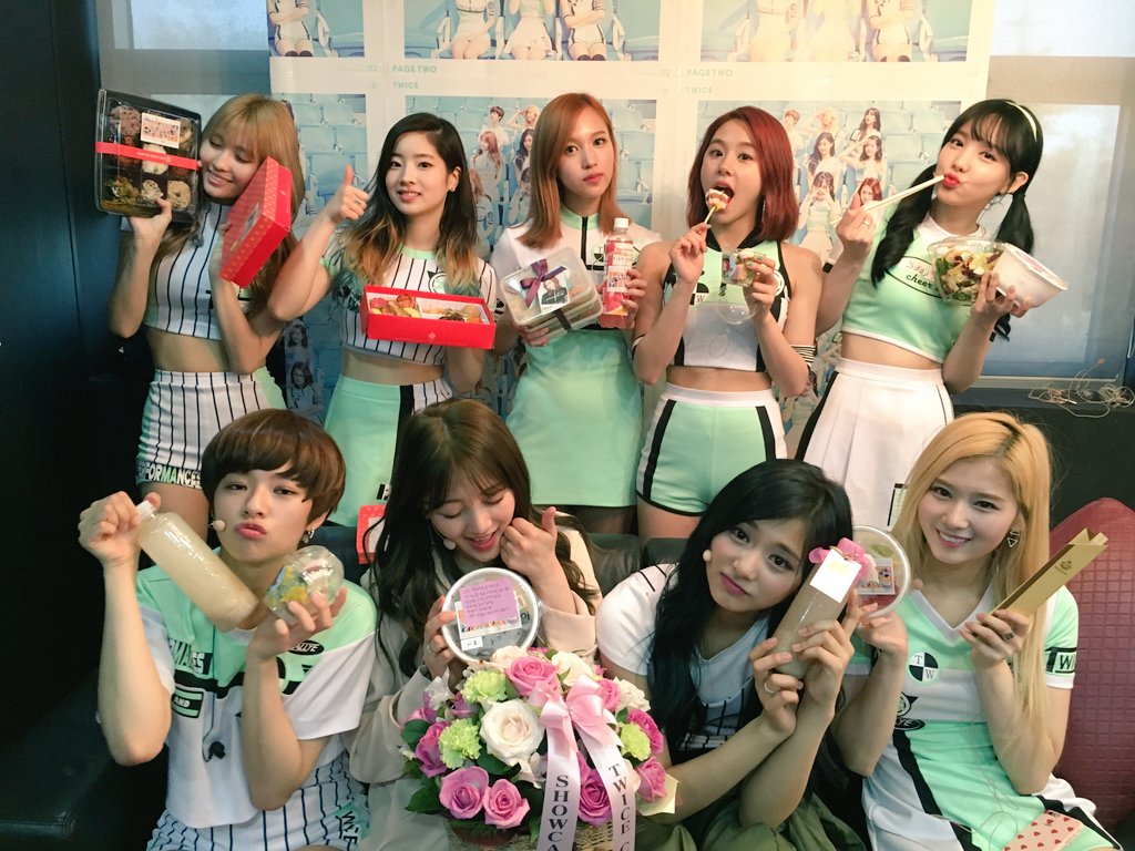 트와이스 컴백주 무대의상 모음 (공식트윗) | 인스티즈