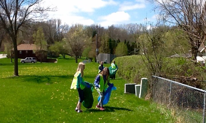 MrE_Husky's tweet photo. Student Pack Leaders helping keep the city clean with their community service. #chhohusky #litterbitbetter https://t.co/za8hn6sXdu