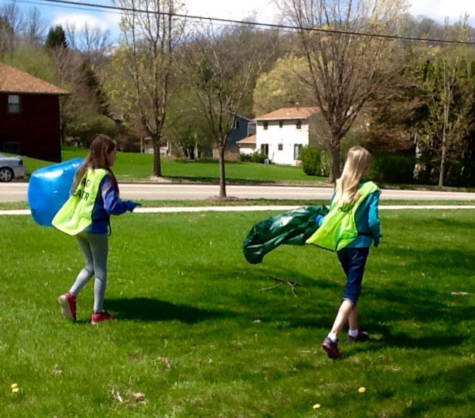 MrE_Husky's tweet photo. Student Pack Leaders helping keep the city clean with their community service. #chhohusky #litterbitbetter https://t.co/za8hn6sXdu