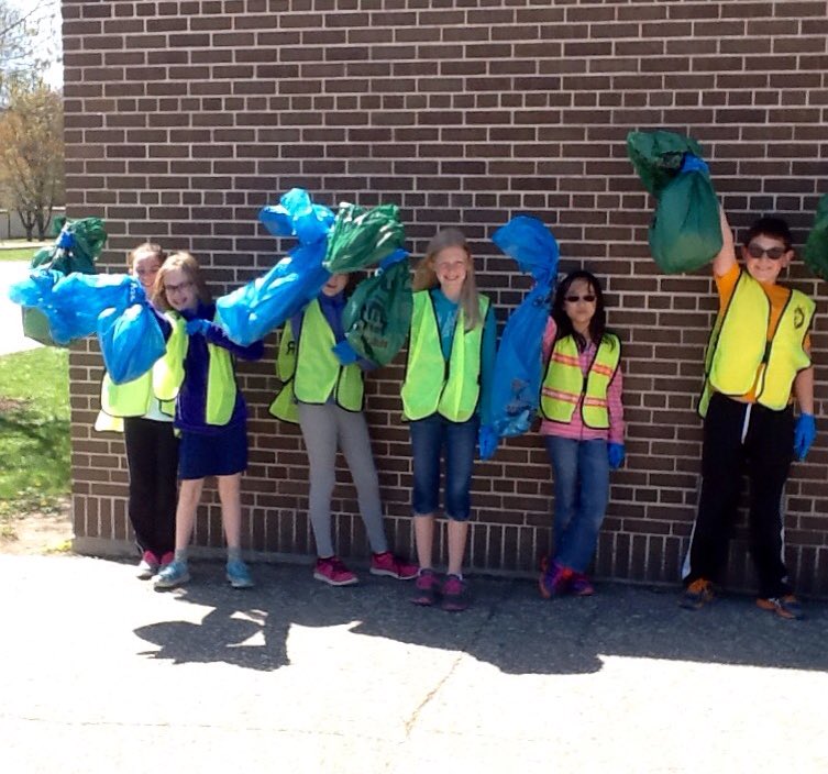 MrE_Husky's tweet photo. Student Pack Leaders helping keep the city clean with their community service. #chhohusky #litterbitbetter https://t.co/za8hn6sXdu