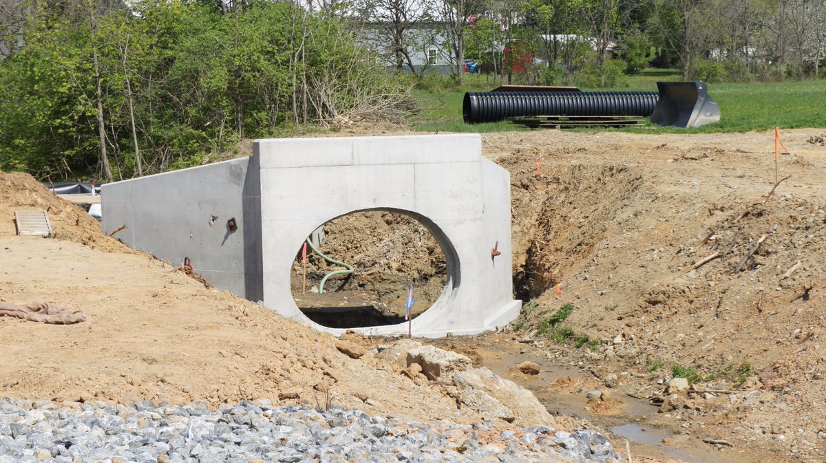 Behney_Corp's tweet photo. The final results of #Behney_Corp 's  skill at #concrete #pre-cast. Endwall placement. #hardworkingpeople #jobs https://t.co/76dhKcYz5n