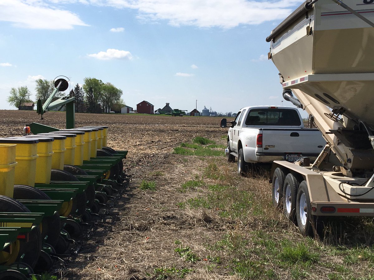 Ron_Elo_Haase's tweet photo. Harvesting #corn15 and planting #soybeans16 in the same field at the same time
#plant16 #csp #FirstTime
@BetsyJibben https://t.co/CRkgbxxZrb