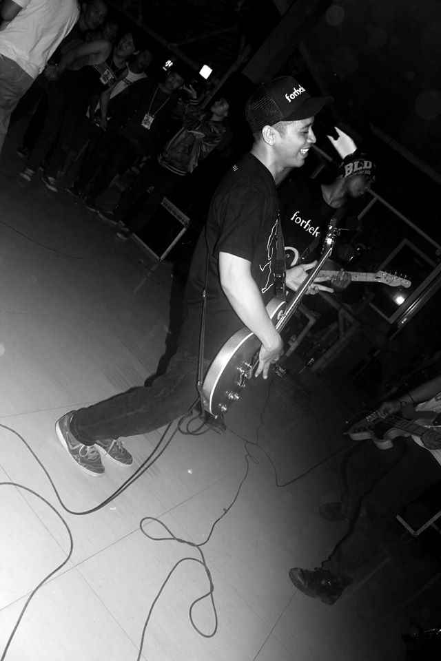 Emdisi_Rock (@emdisick) on Twitter photo vokalis kami brmain gitar utk <a href="/BdgLOSTDOGS/">BANDUNG LOST DOGS</a> di acaranya a tribute to ramones..nice gigs with rock and roll rules !!! vokalis kami brmain gitar utk <a href="/BdgLOSTDOGS/">BANDUNG LOST DOGS</a> di acaranya a tribute to ramones..nice gigs with rock and roll rules !!!