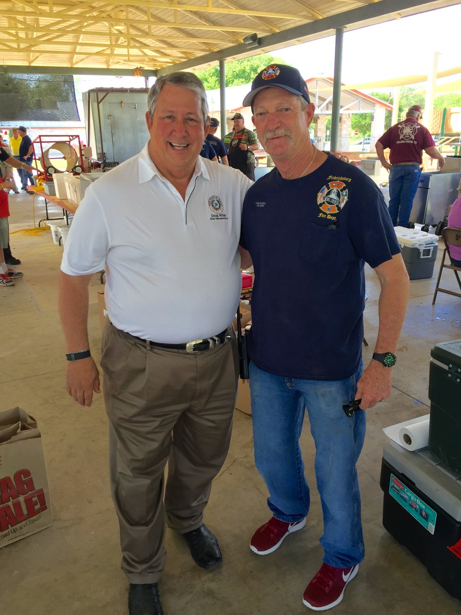 DougForTexas's tweet image. Visiting with Fredericksburg Fire Chief, Lynn Bizzell, &amp;amp; friends at the Volunteer Fire Department Fish Fry.  #TXHD73