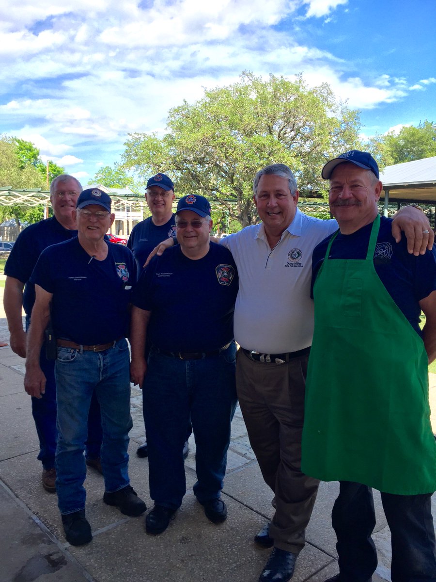 DougForTexas's tweet image. Visiting with Fredericksburg Fire Chief, Lynn Bizzell, &amp;amp; friends at the Volunteer Fire Department Fish Fry.  #TXHD73