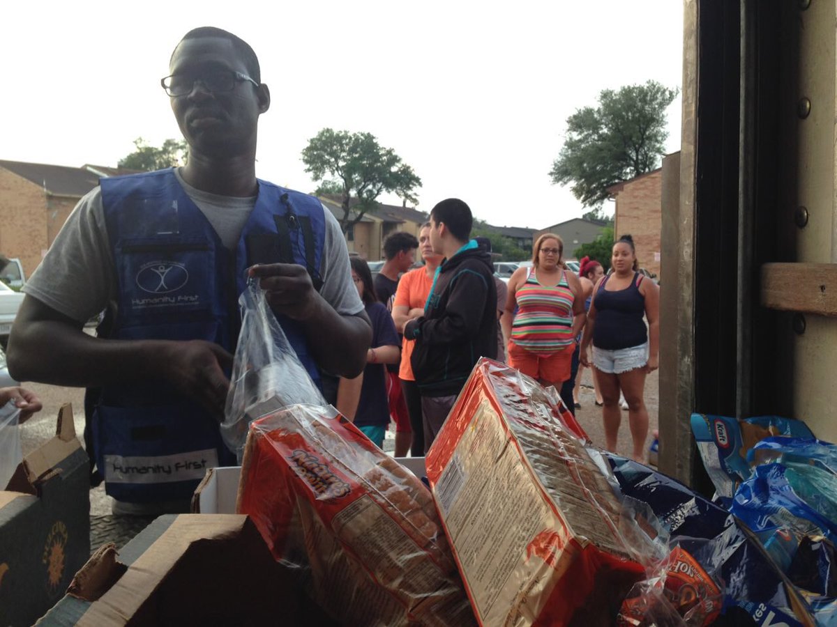 madeel_abdullah's tweet photo. @MuslimYouthUSA &amp; @HFUSA hand out 20,000 food items to victims of the #houstonflood This is #whatmuslimsdo https://t.co/uhI36wak4z