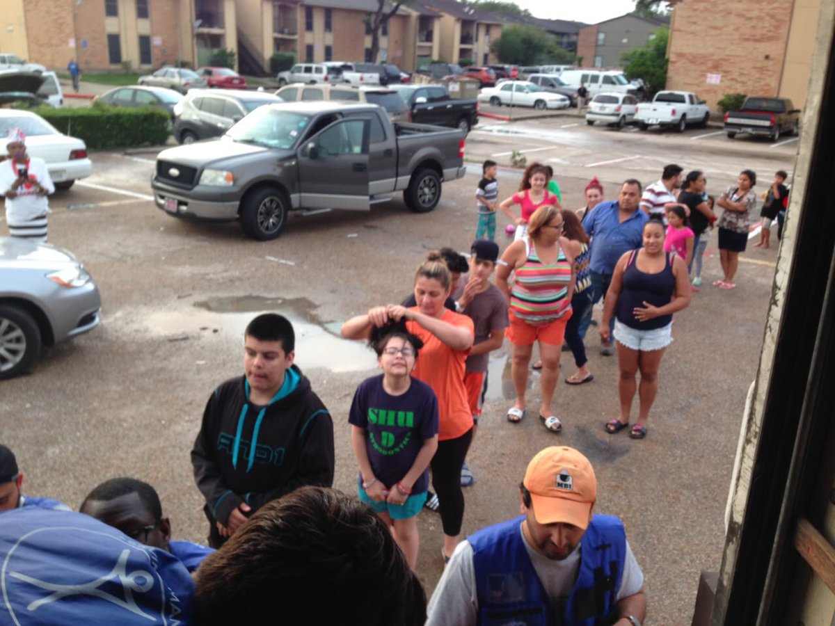 madeel_abdullah's tweet photo. @MuslimYouthUSA &amp; @HFUSA hand out 20,000 food items to victims of the #houstonflood This is #whatmuslimsdo https://t.co/uhI36wak4z
