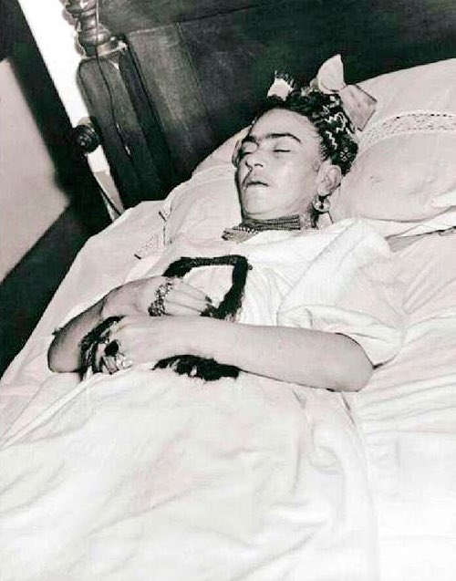 Resultado de imagen para “Espero alegre la salida y espero no volver jamás” – Frida Kahlo.