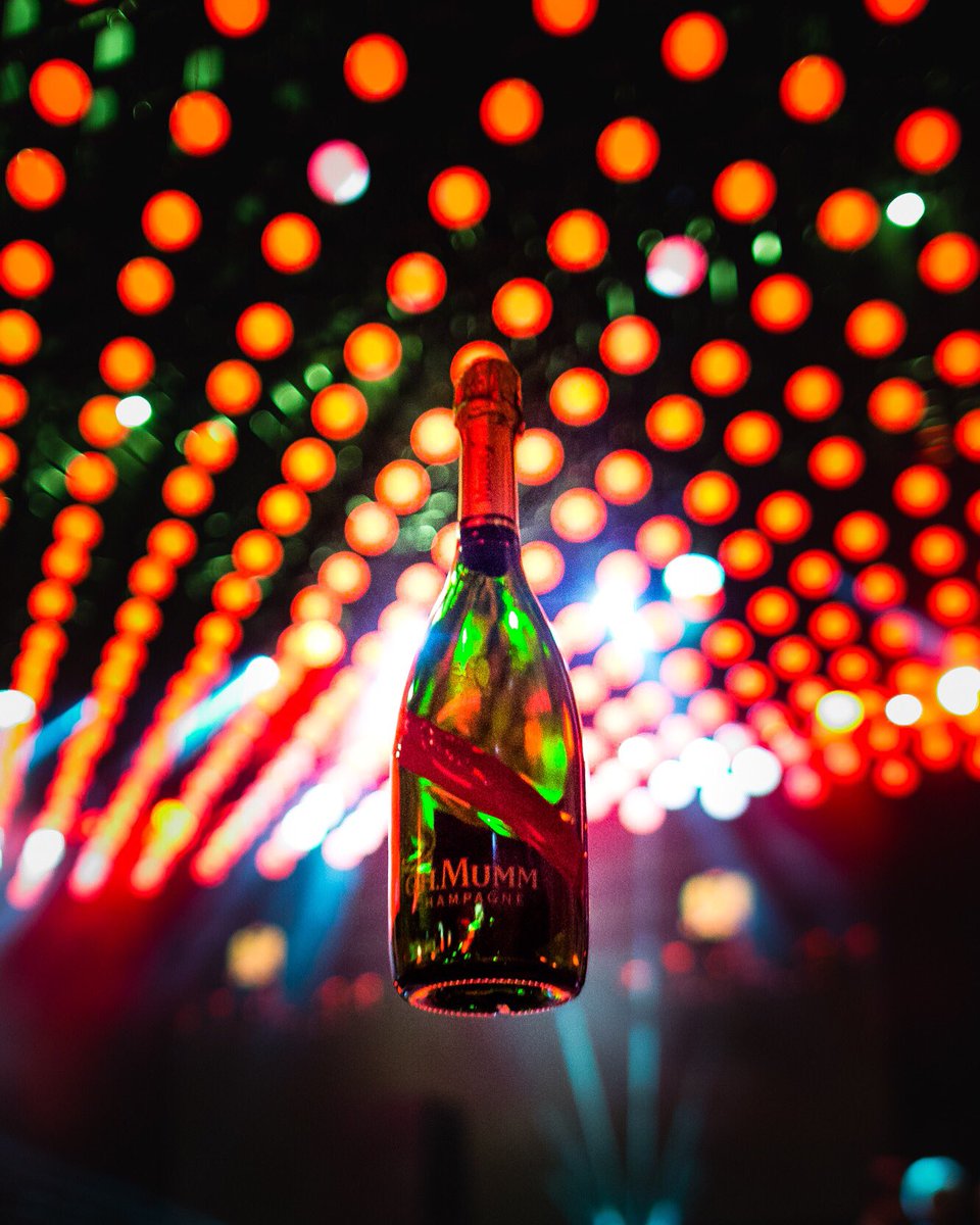 The new MUMM Grand Cordon bottle takes on new heights at its launch party at <a href="/YOYOPalaisTokyo/">YoYo Palais de Tokyo</a>! #DareWinCelebrate 🍾