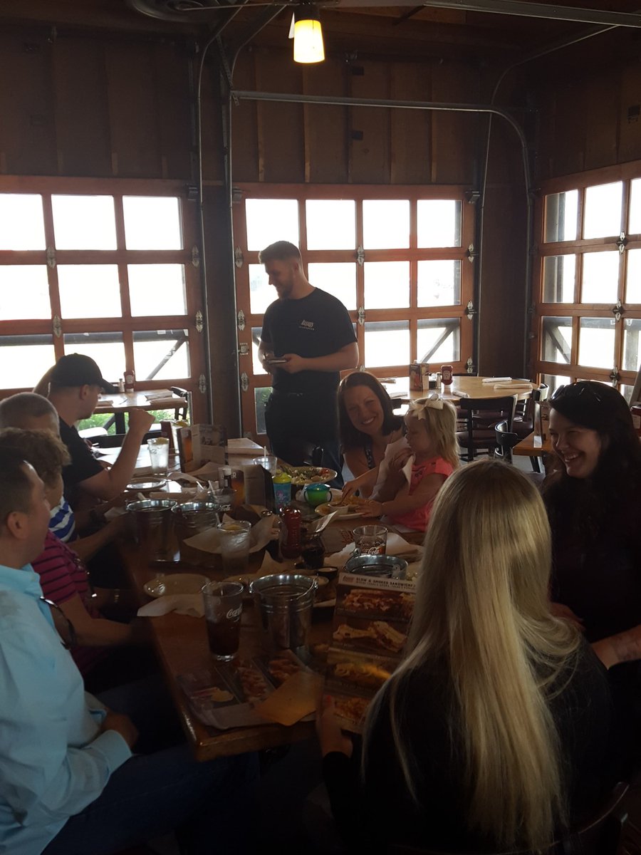 szuperman666's tweet photo. Great friends at Logans. Can life get better? I do think think so. https://t.co/ZO9BCiZL89