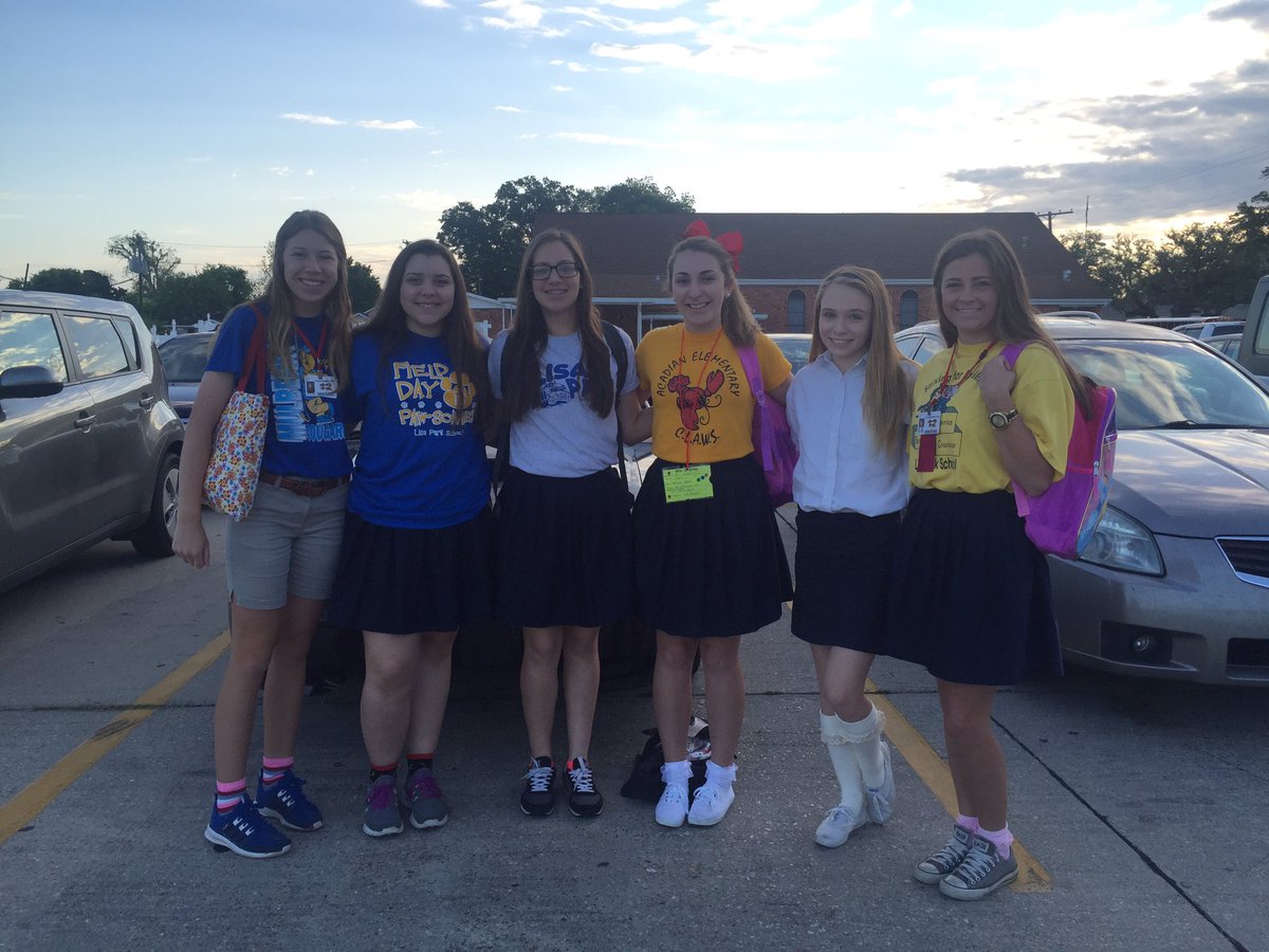 aaliyahhebert's tweet photo. Day 1 of senior week. Elementary day! #gomudbugs โค๏ธ๐๐ https://t.co/xLHWlqoQvf