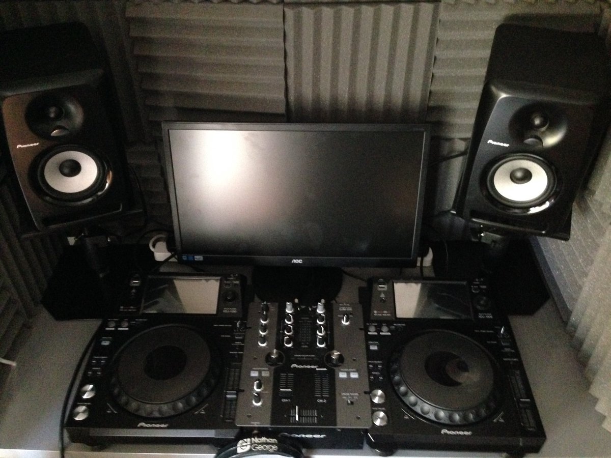 NathanGeorgedj's tweet photo. Nearly finished.
#pioneer #xdj1000 #djm250 #mixer #speakers #speakerstands #sennheiserheadphones #customcans https://t.co/GK8po1lI4N