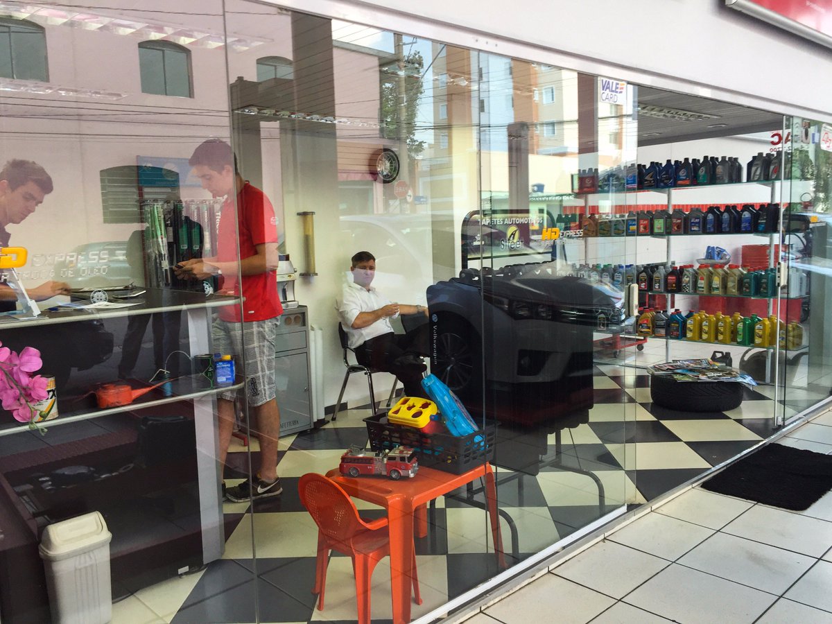 HD_Express_'s tweet image. Não gosta de esperar em pé? Sem problemas! Aqui você pode esperar sentado, aproveitando um bom café ou água gelada.