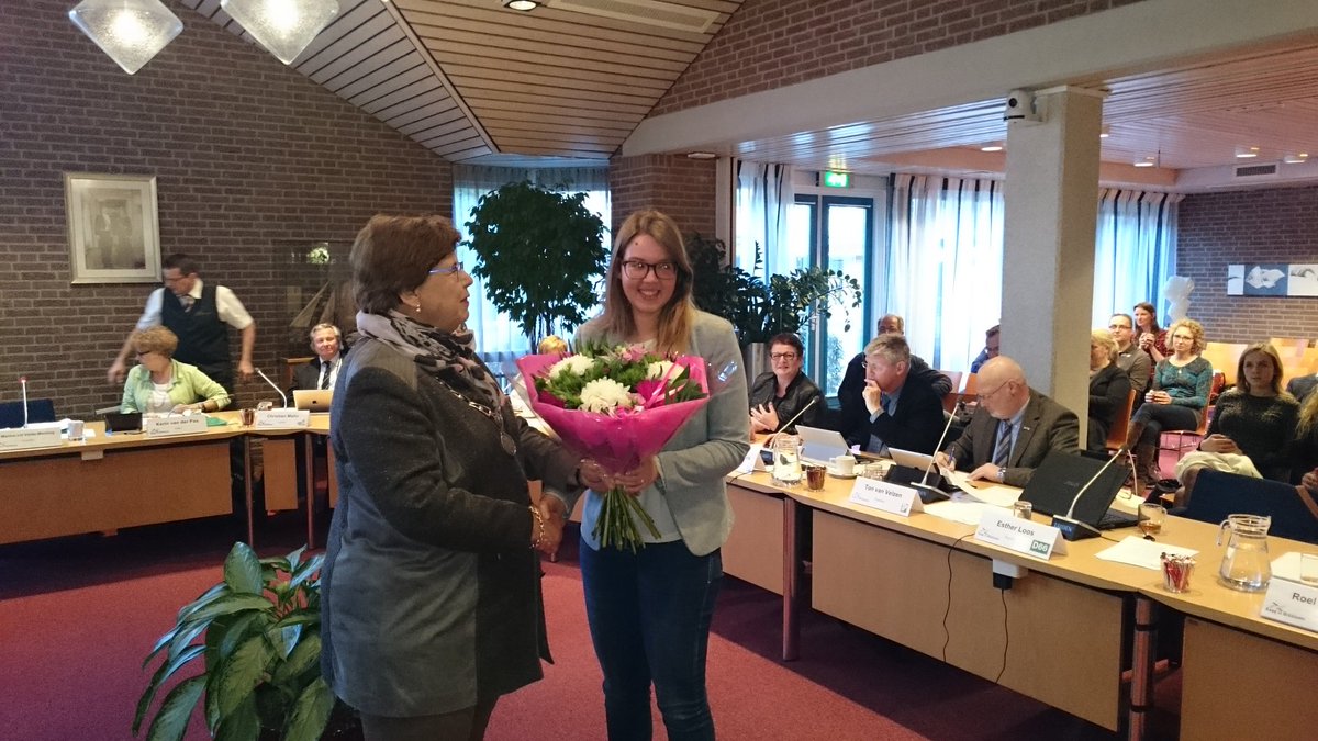 Bloemen ook voor <a href="/estherld66kb/">Esther Loos</a>, die het fractievoorzitterschap overneemt van Roel Terraneo.