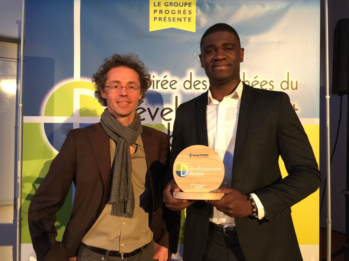 lprevenements's tweet photo. TROPHÉE #INNOVATION, Cyril Augier à #LONGONYA, représenté par Marvet MBANI, Directeur Général de VILEM. #SDD2016 https://t.co/h7xiyJkFPn