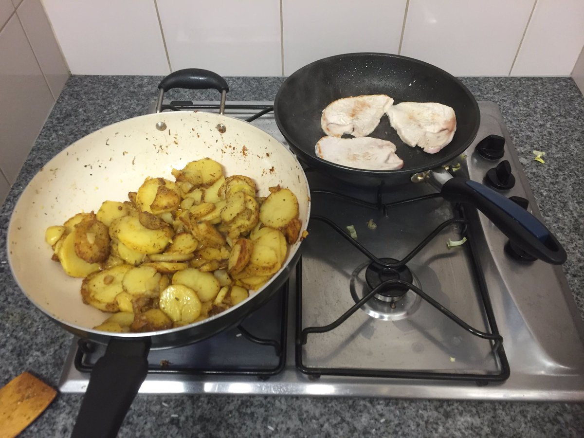 UnderskorCandy's tweet photo. 8:45 PM | Cooking healthy shit. Game of Thrones after this. https://t.co/UFBrIpwbYY