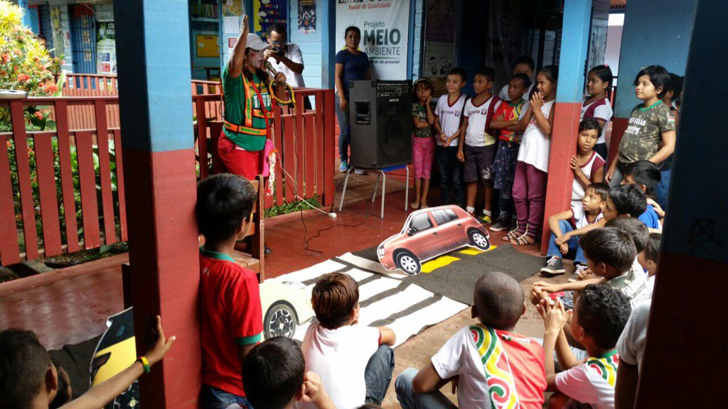 Grupo Dê Sinal de Vida dá orientações de educação no trânsito através do teatro na Escola Goiás, Distrito do Coração