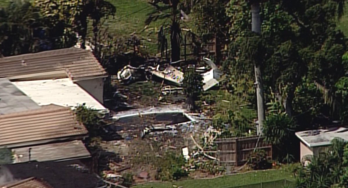 #BREAKING Plane crashes into back of Pompano Beach home, 3 passengers on board WATCH LIVE bit.ly/1SFBcIz?utm_me… https://t.co/Xqe9ayt08I