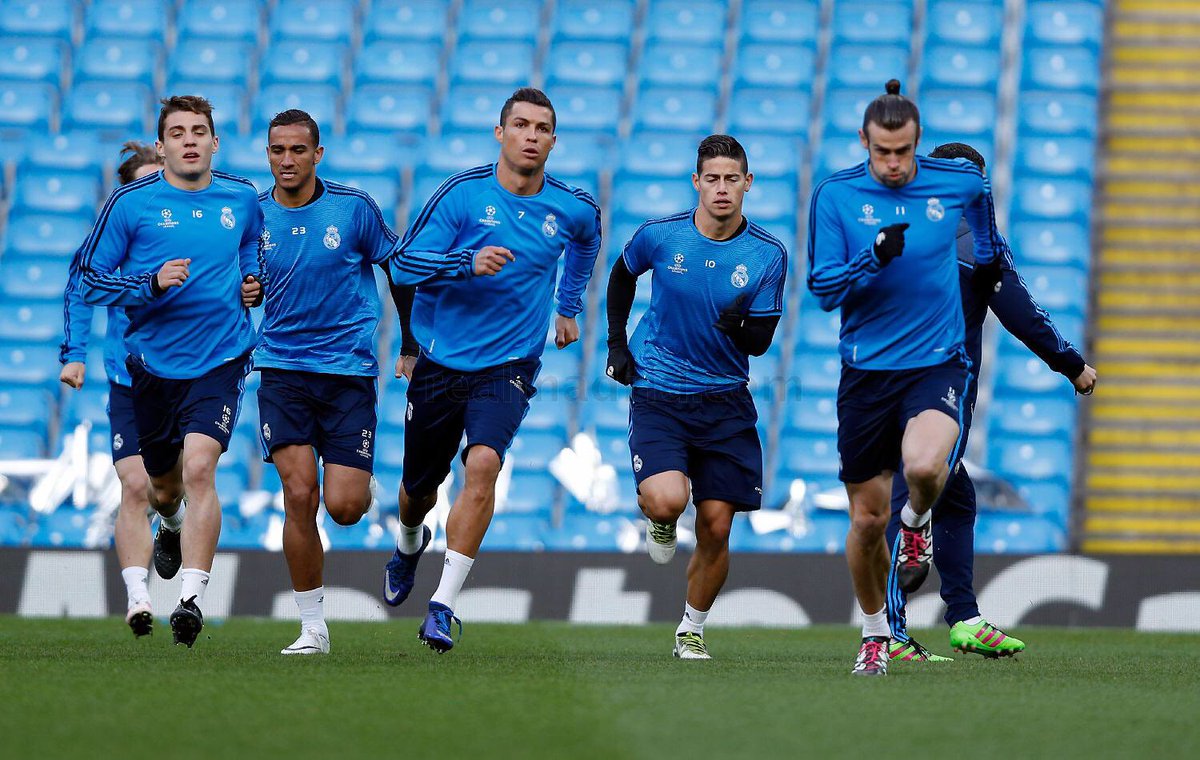 TheCristianoFan's tweet photo. GOOD NEWS! Cristiano Ronaldo joined Real Madrid's training session at the Etihad ahead of the Man City #UCL game. https://t.co/H9mEeegeMb