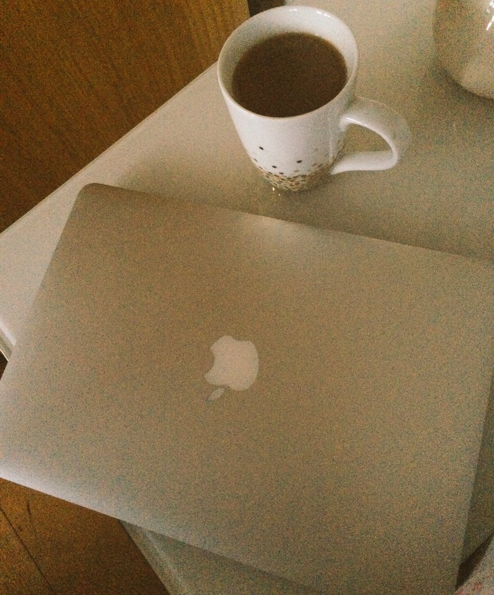 _kayleighk's tweet image. My evening plans. 😩#assignmentdeadline #cuppa #builderstea