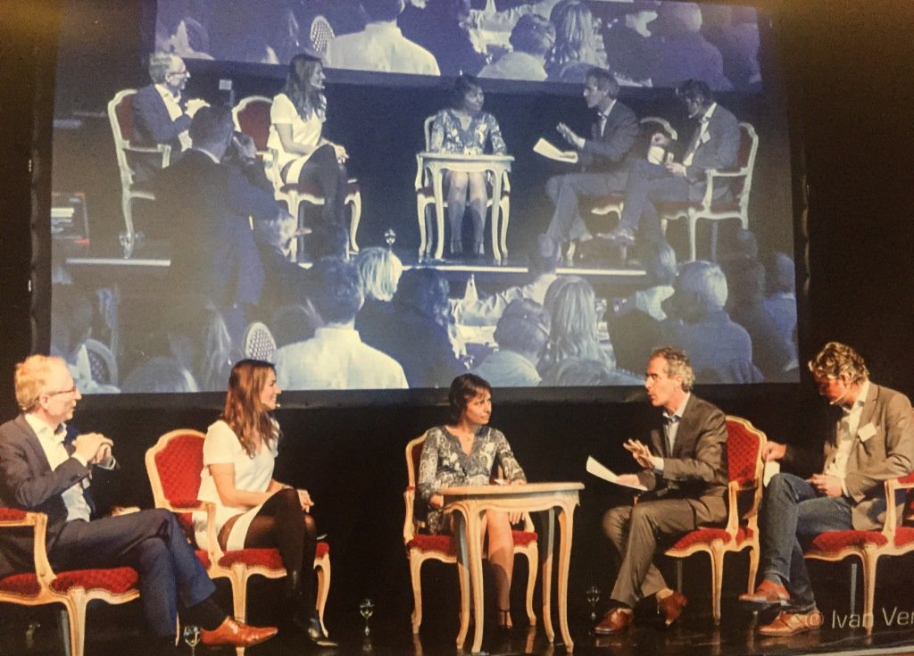 EricWinnen's tweet photo. Animation #Rencontresausommet avec @Ilsedevis D. Leroy @proximus, @ThGeerts @google #GoogleBelgium @mmottrie #creax https://t.co/OAWhViNMYs