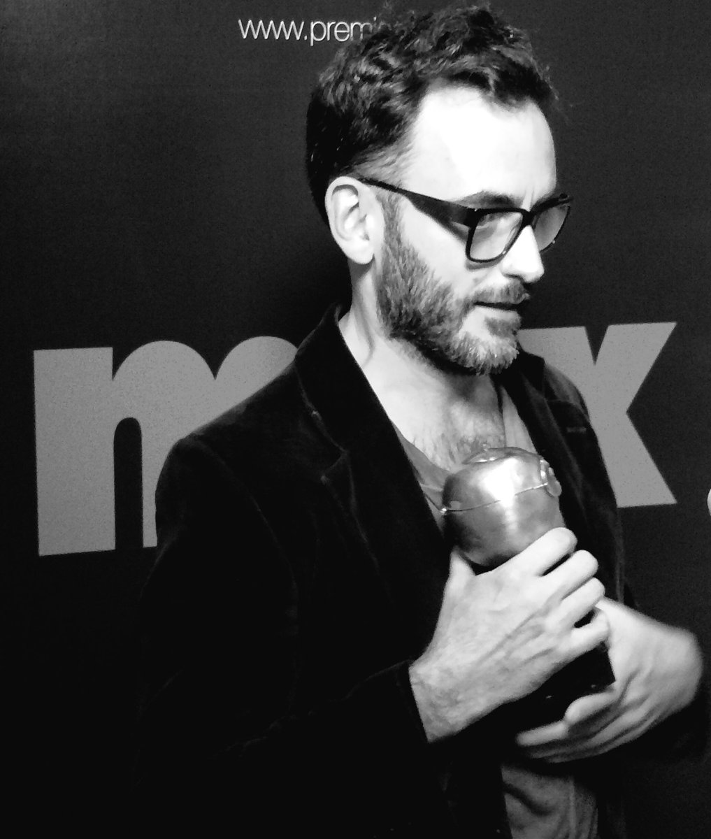 guixp11's tweet photo. Los #tuiteatreros felices de que @pmessiez se haya llevado el primero de muchos @PremiosMax que han de venir https://t.co/YtXZ45hDOb